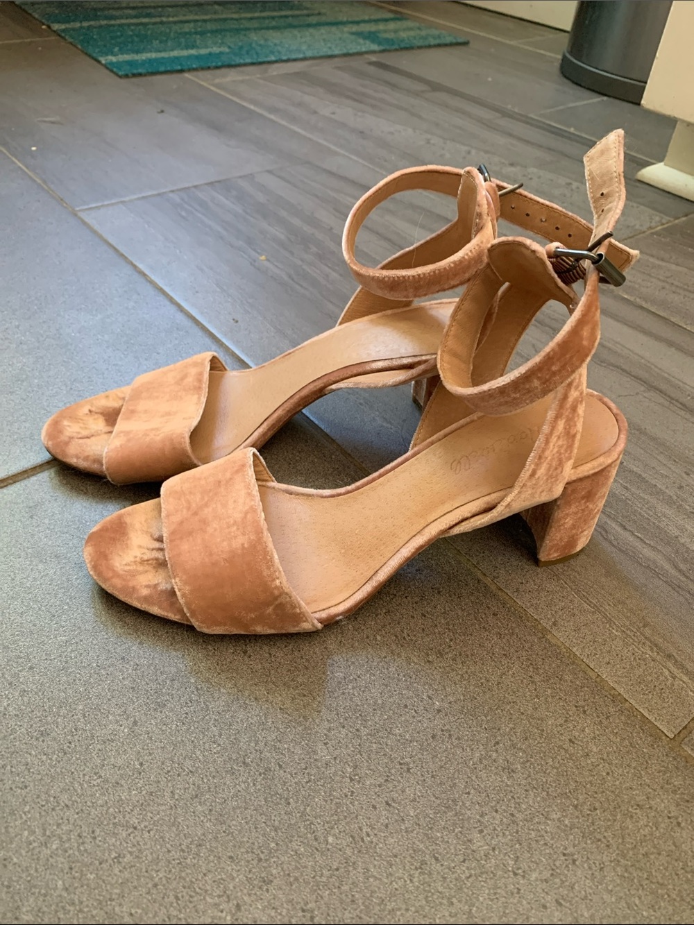 Madewell Velvet Ankle-Strap Block Heels - Dusty Rose